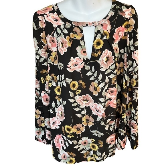 Cupcakes & Cashmere Floral Long Sleeve Keyhole Blouse - Picture 2 of 7